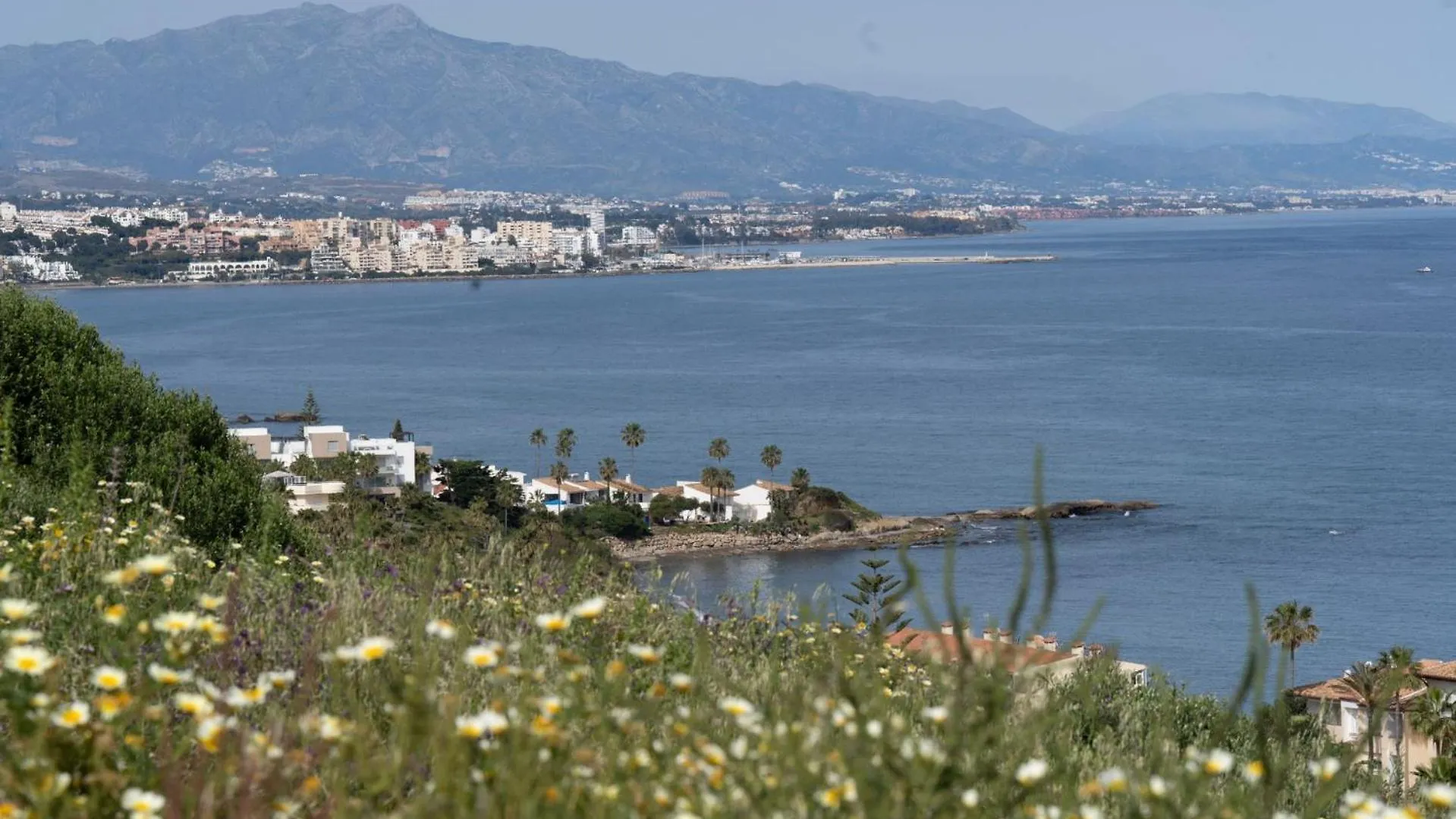 Appartement Modern Two-Bedroom Coastal Retreat With Panoramic Sea Views To Africa Estepona Spanje