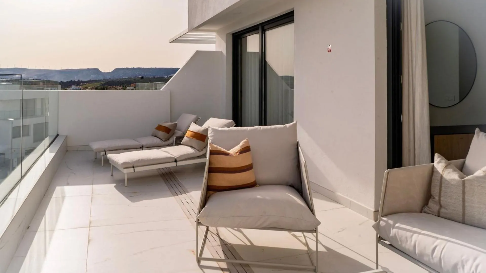 Appartement Modern Two-Bedroom Coastal Retreat With Panoramic Sea Views To Africa Estepona Spanje