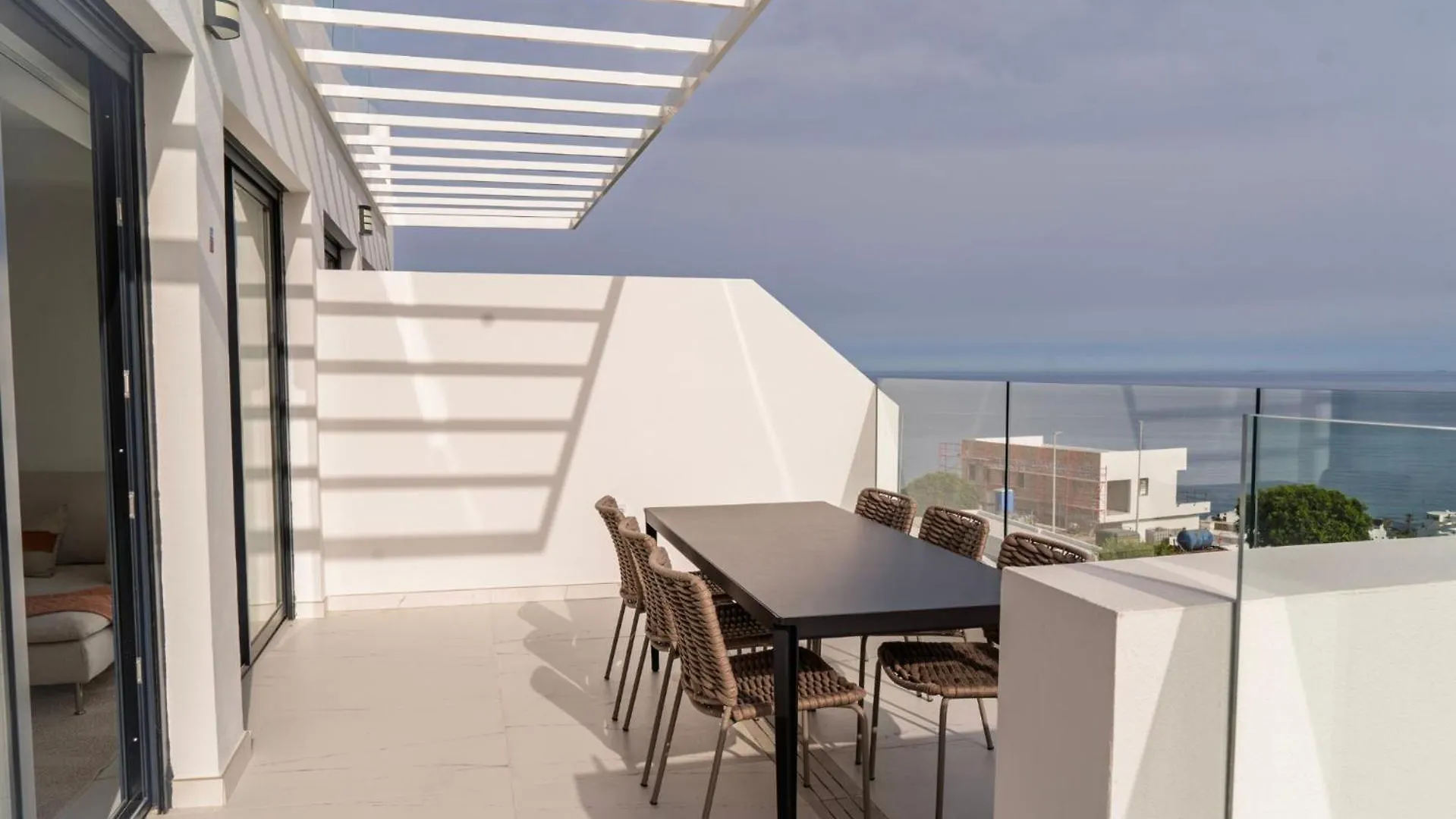Appartement Modern Two-Bedroom Coastal Retreat With Panoramic Sea Views To Africa Estepona Spanje