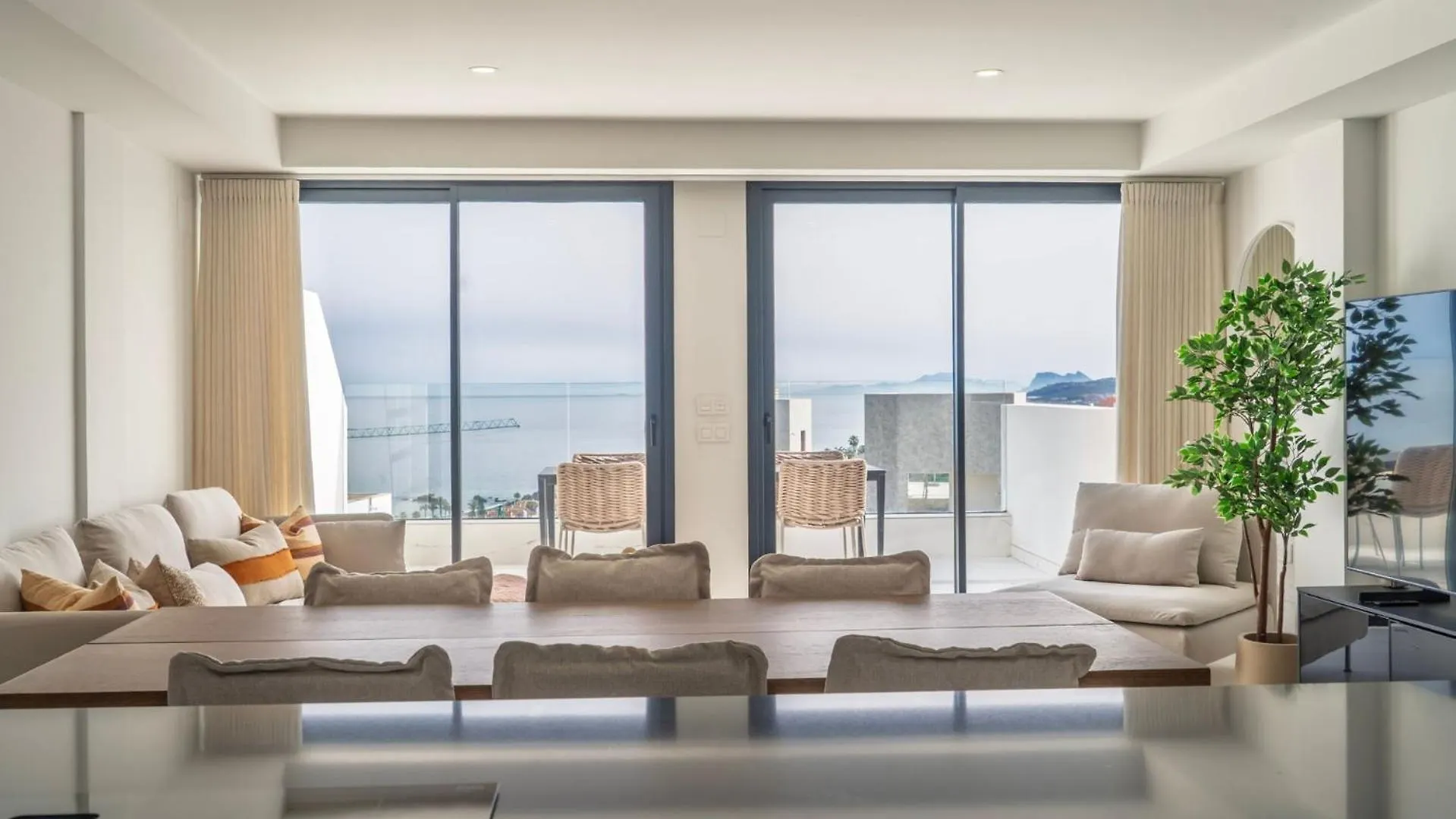 Modern Two-Bedroom Coastal Retreat With Panoramic Sea Views To Africa Estepona Appartement